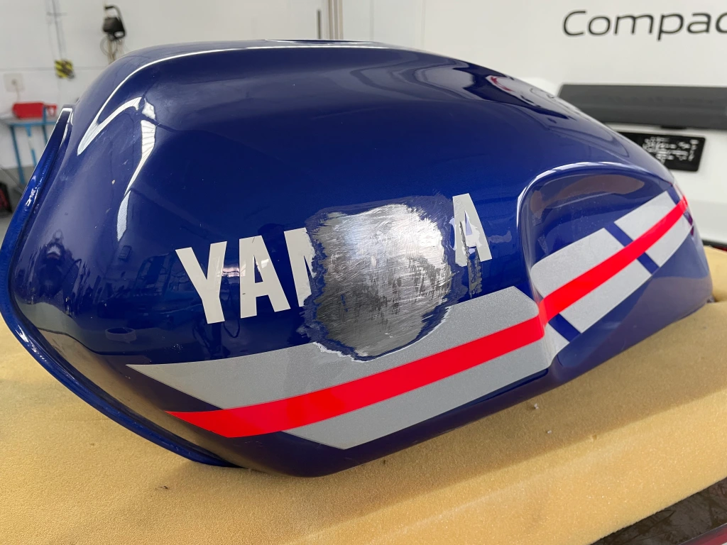Eine Yamaha Motorrad Box, die abgeschliffen wurde um sie für die Lackierung vorzubereiten.