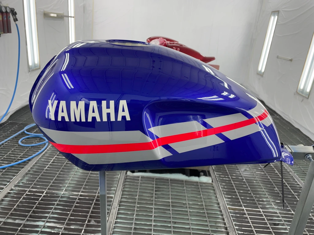 Frisch lackierte Yamaha Motorrad Box.