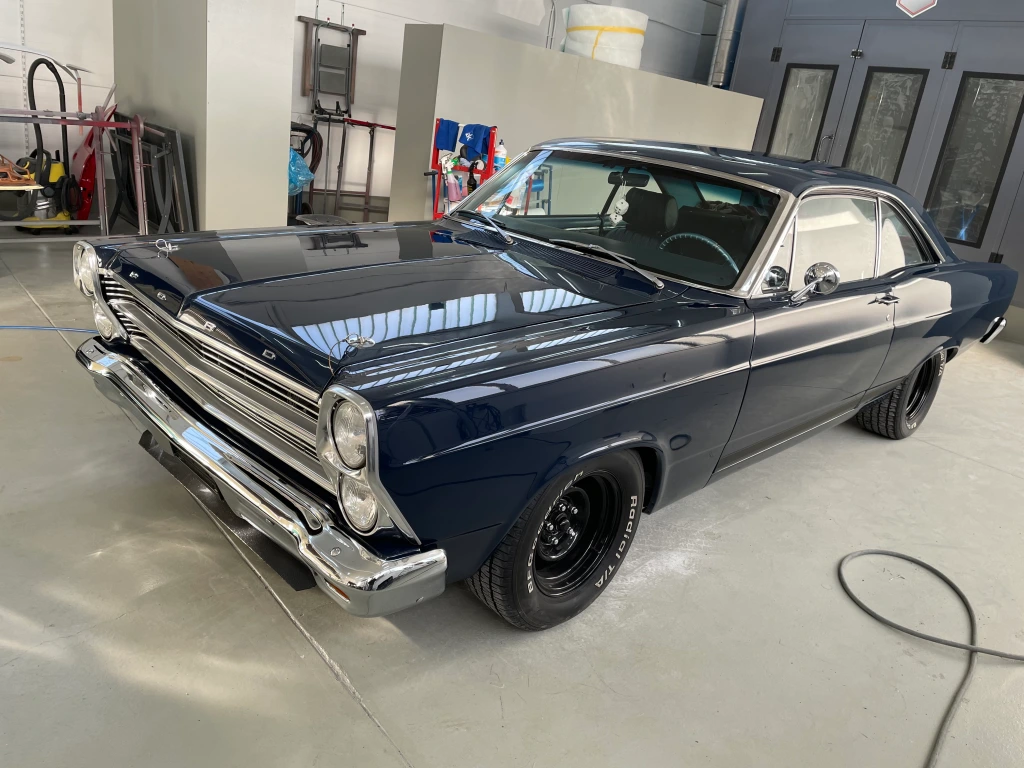 Ein Fairlane (Oldtimer) nach Erneuerungsarbeiten. Es ist schwarz und glänzt wie neu.